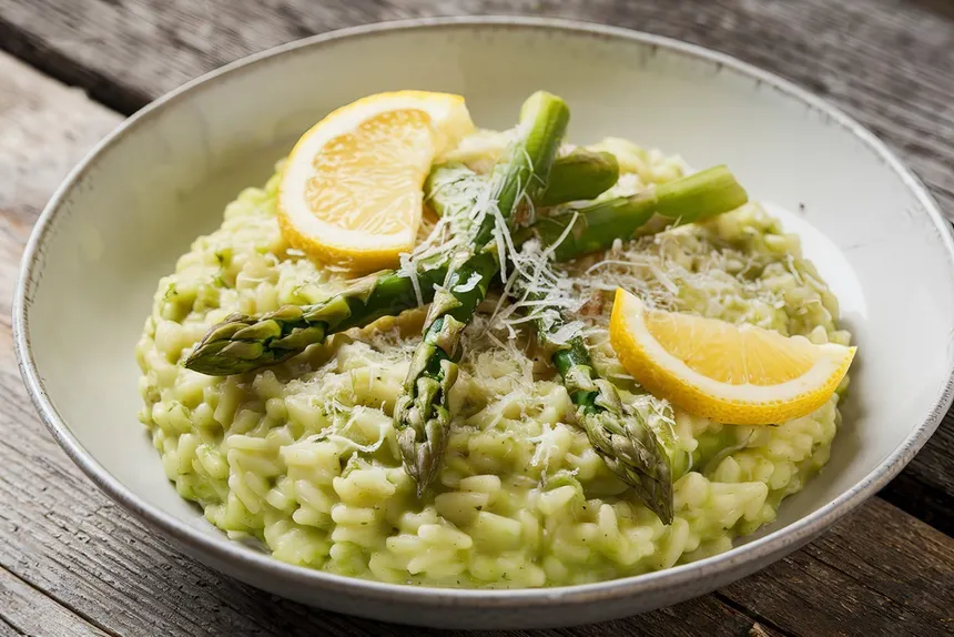 Risotto avec de l'Asperges et le citron et le parmesan en haut